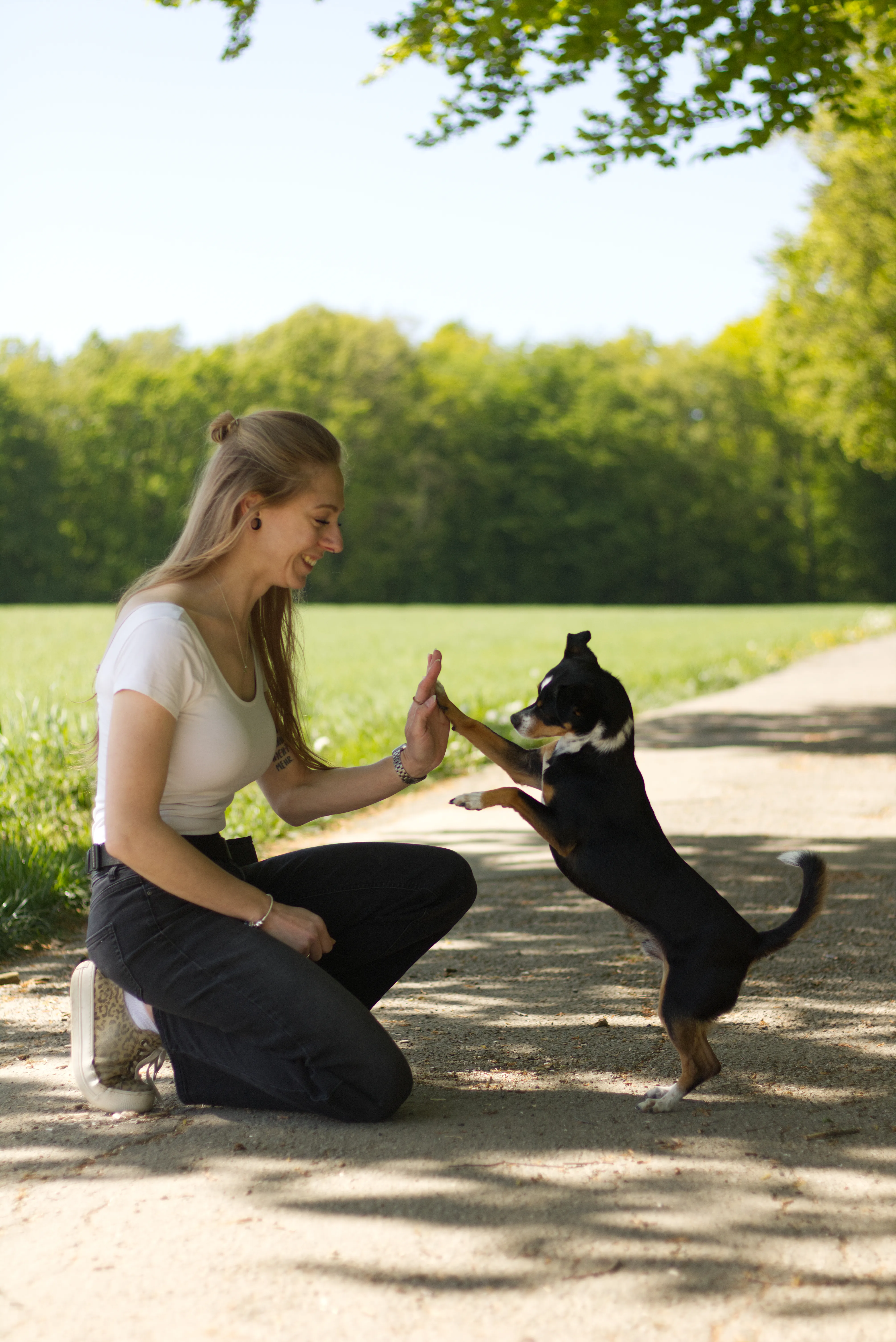 Lisa Trinkaus mit ihrem Tierschutzhund Henry