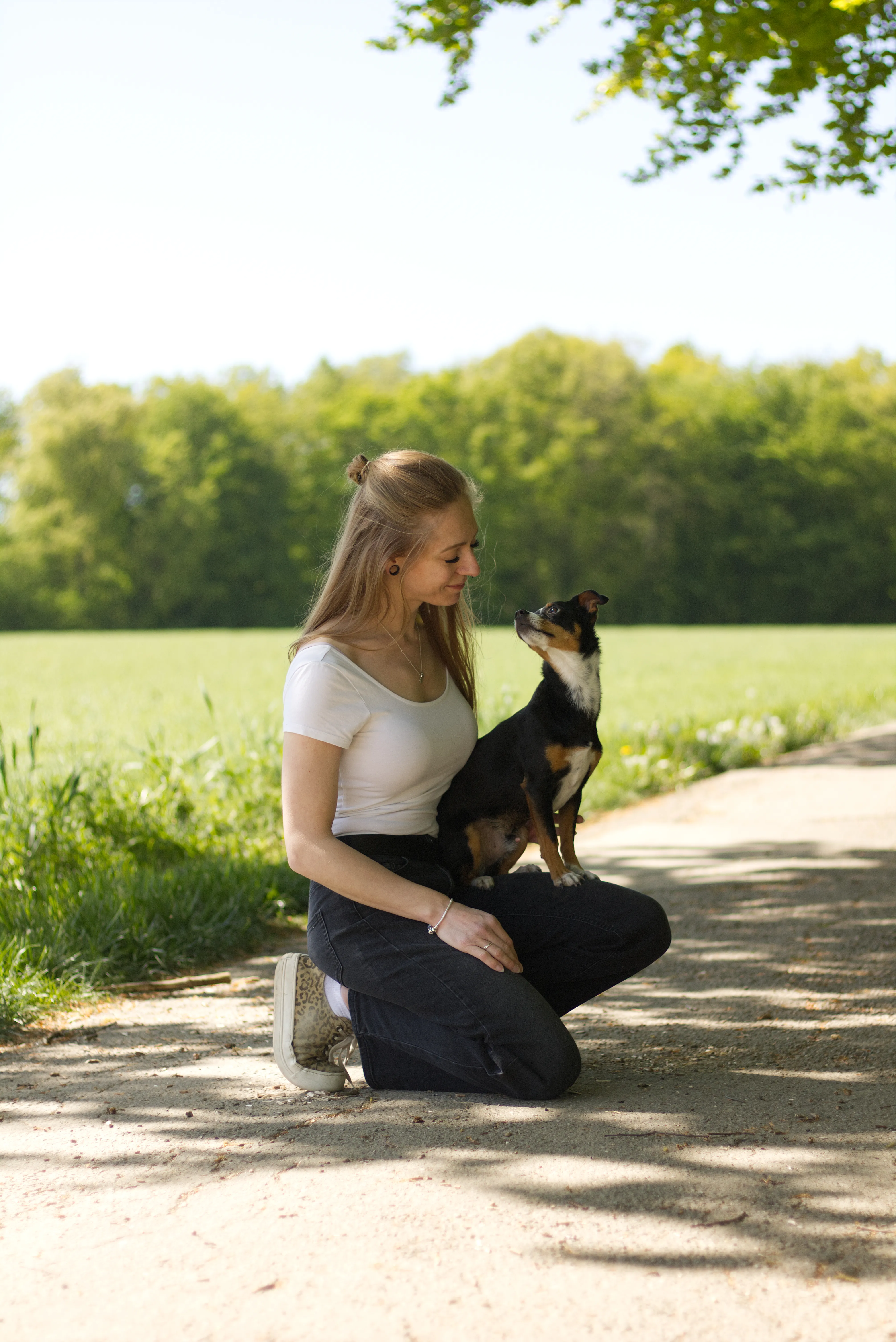 Lisa Trinkaus, Hundetrainerin und Verhaltensberaterin aus Stuttgart, mit ihrem Hund im Grünen